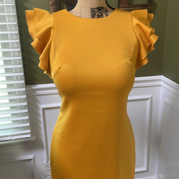 Golden fitted dress with puff sleeves - Picture 2 of 5